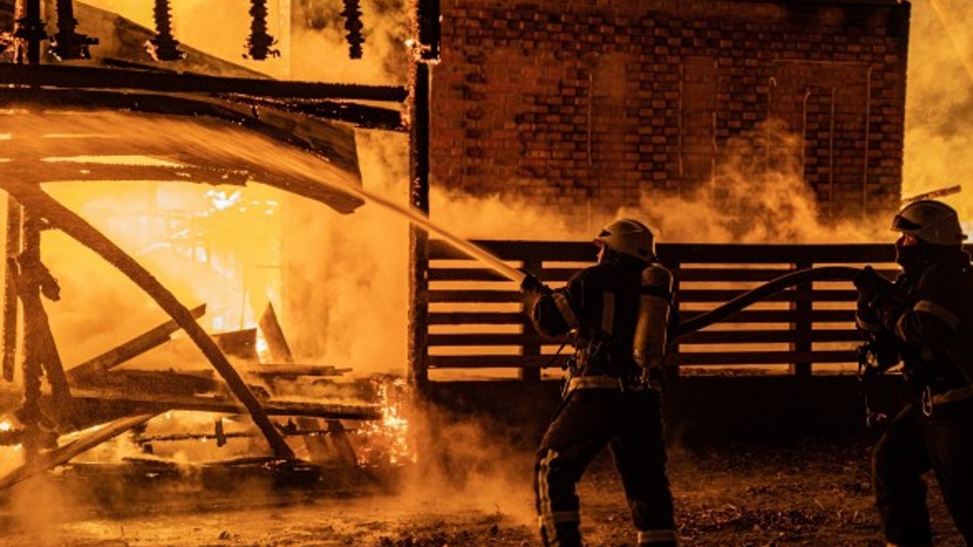 Пожар в Киеве - загорелся знаменитый комплекс "ЮБК" - подробности