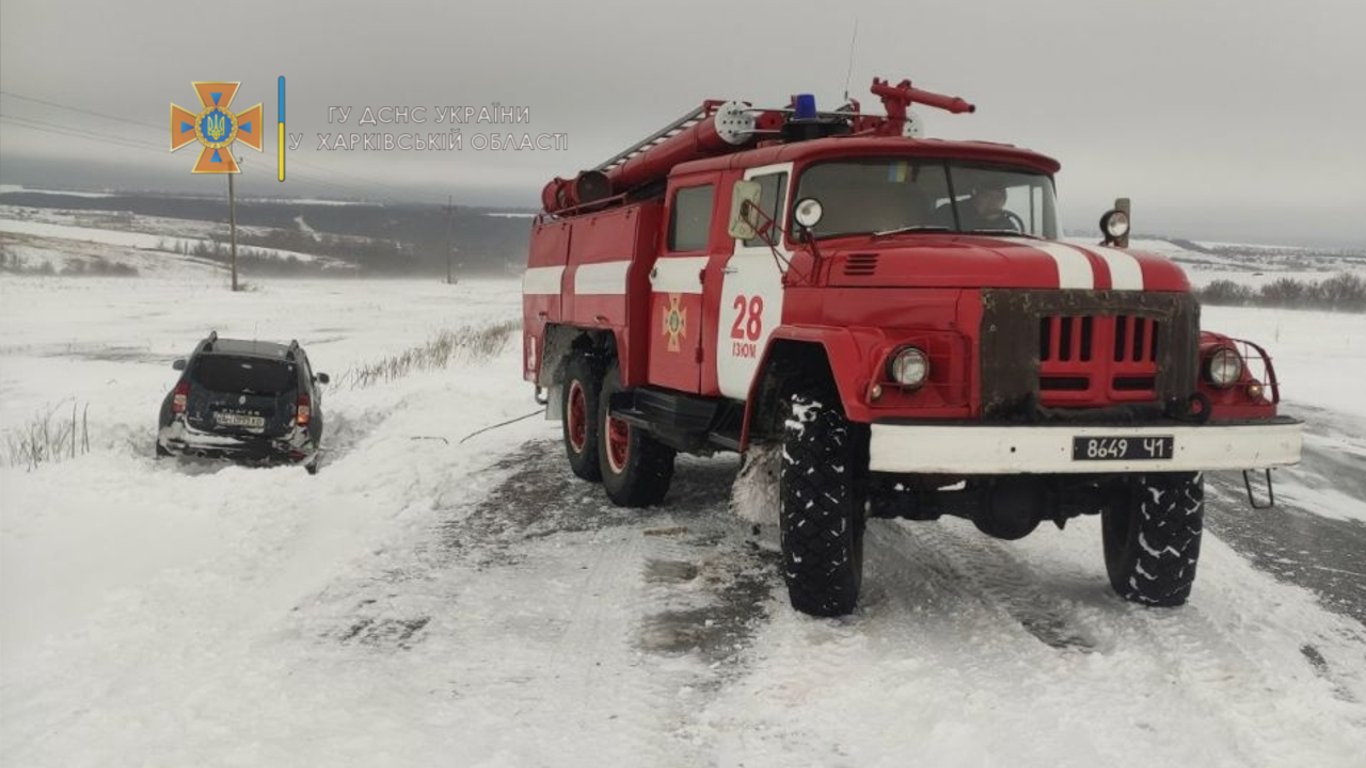 На Харьковщине спасатели достали из снега авто с детьми