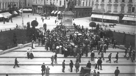 Конные прогулки и дамы в шляпах: как выглядела львовская площадь Мицкевича в начале ХХ века - 285x160