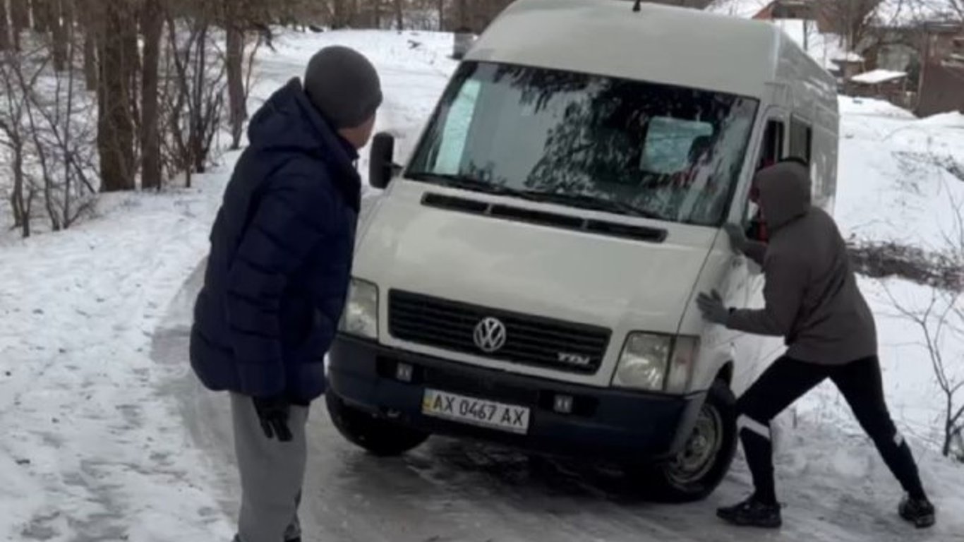 В Харькове мужчина голыми руками остановил авто, которое чуть не слетела в кювет