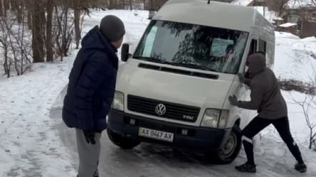 В Харькове мужчина голыми руками остановил авто, которое чуть не слетело в кювет из-за гололеда. Фото - 285x160