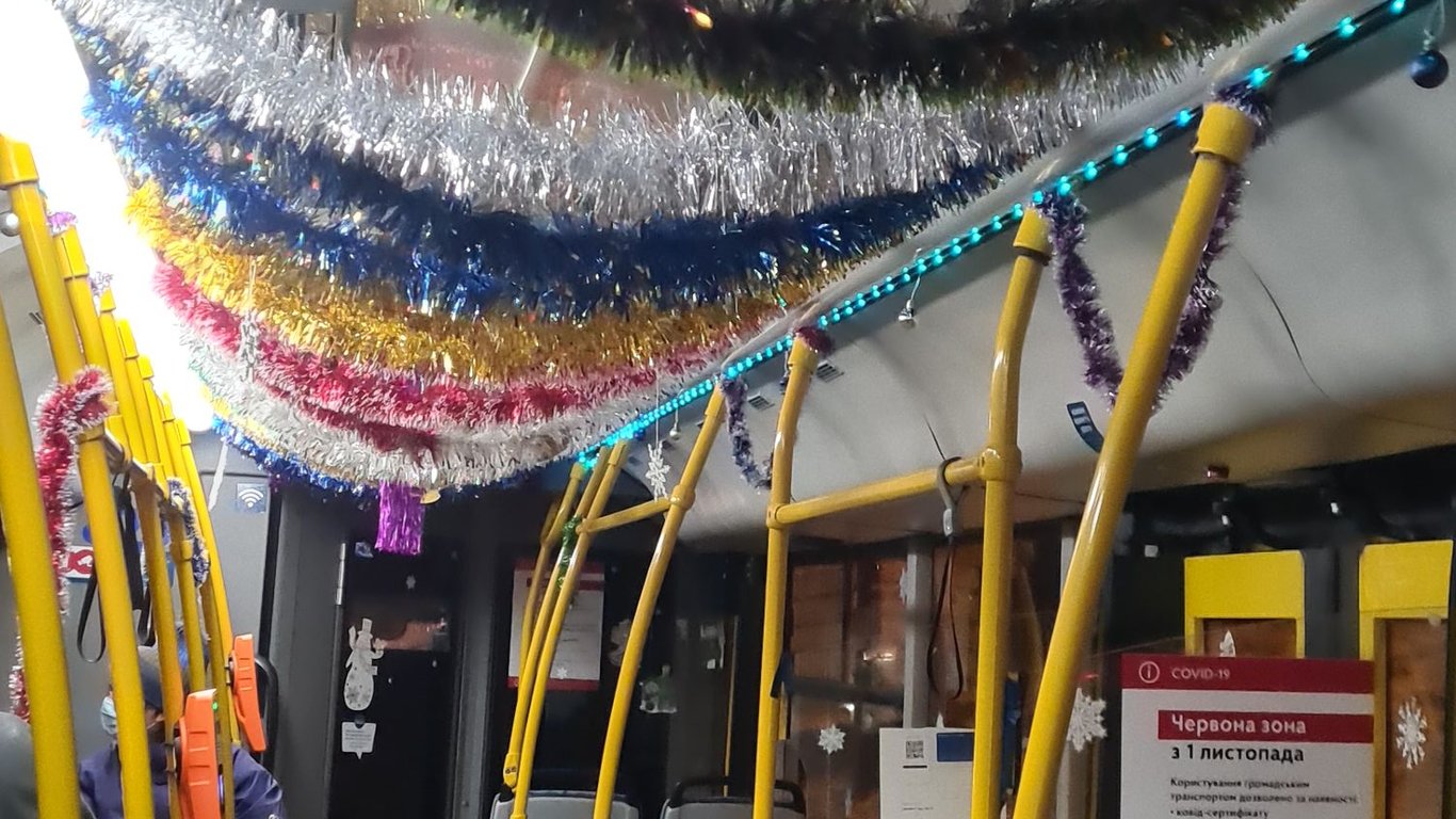 Транспорт в Киеве - общественный транспорт украсили по-новогоднему