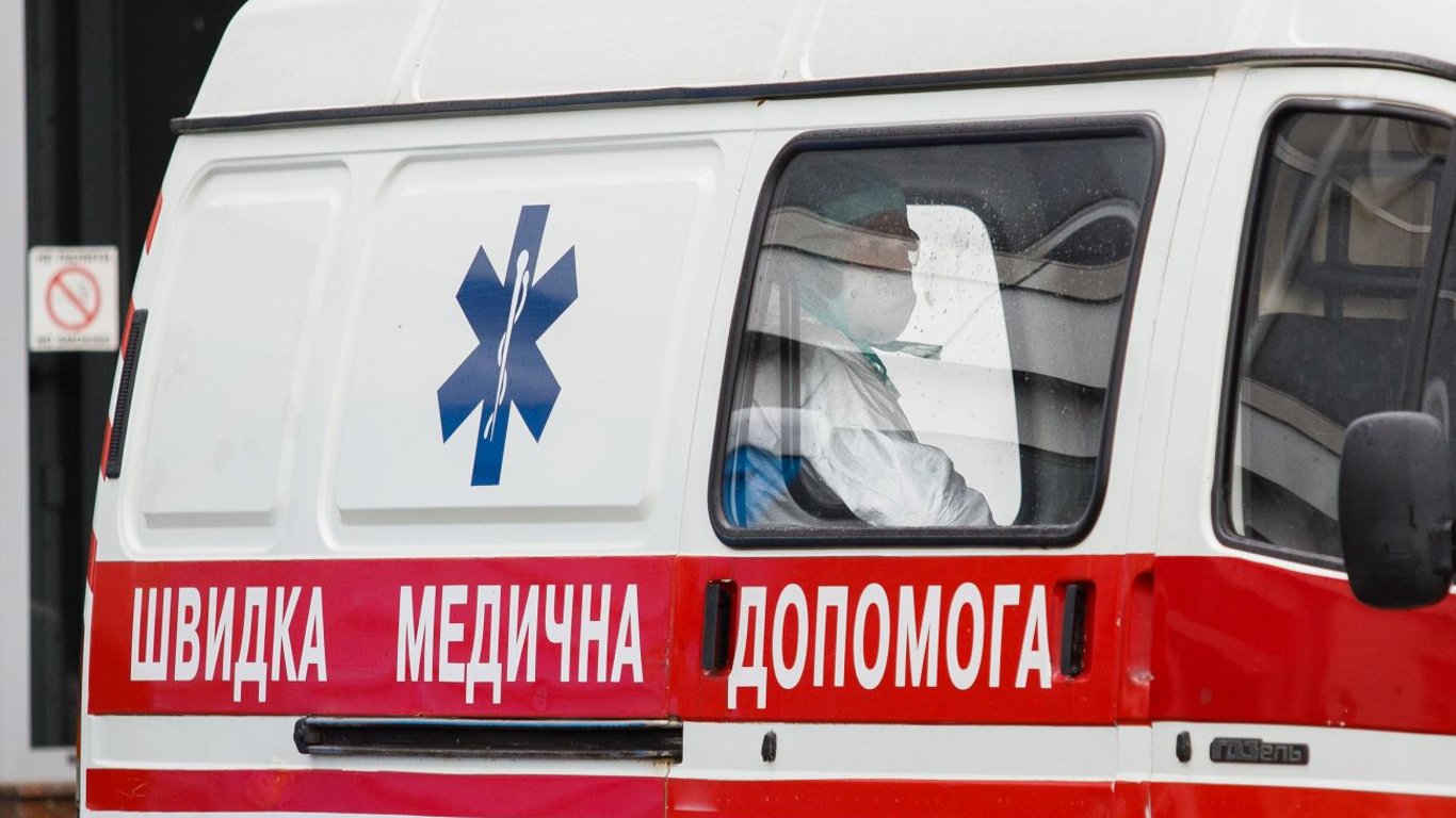 В Харькове машина скорой провалилась в лужу в одном из дворов