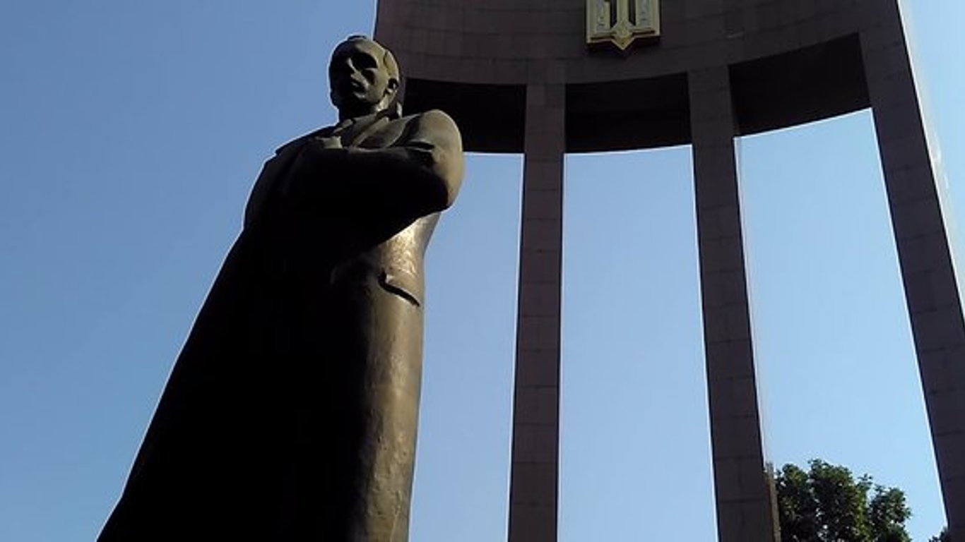 Девушка справила нужду под памятником Бандере во Львове-что известно об инциденте
