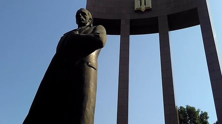 Надругательство и порнография или художественный акт: кто стоит за осквернением памятника Бандеры во Львове - 285x160