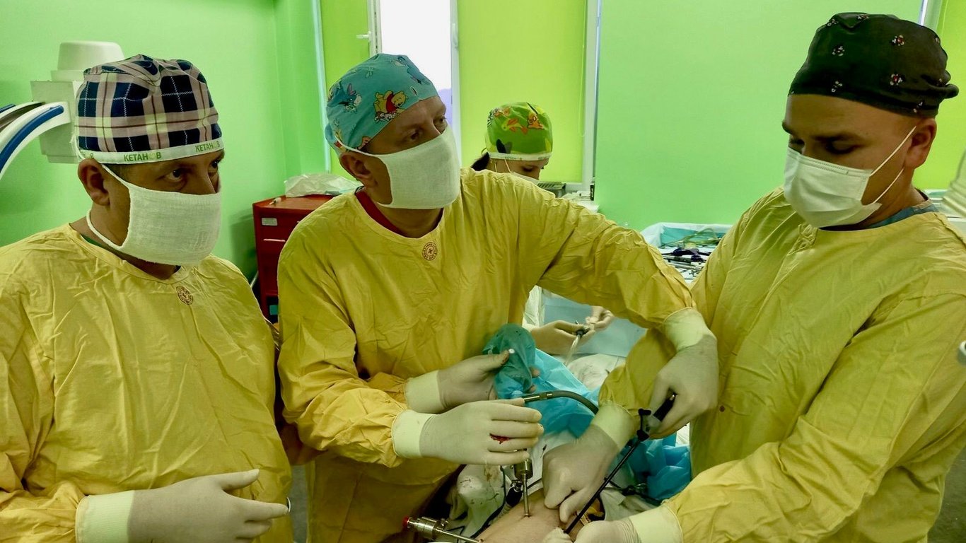 Львовские врачи ультразвуковым скальпелем удалили опухоль из легких парня - фото