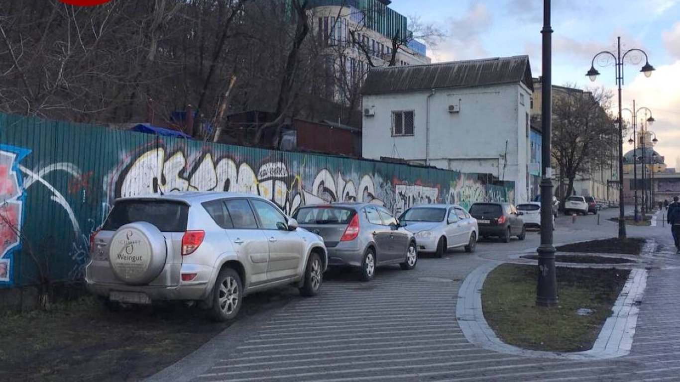 Парковки в Киеве - Сотрудники Киевпастранса превратили тротуар на набережной в личную парковку