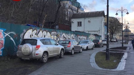 Сотрудники "Киевпасстранса" превратили тротуар на набережной в личную парковку. Фото - 285x160