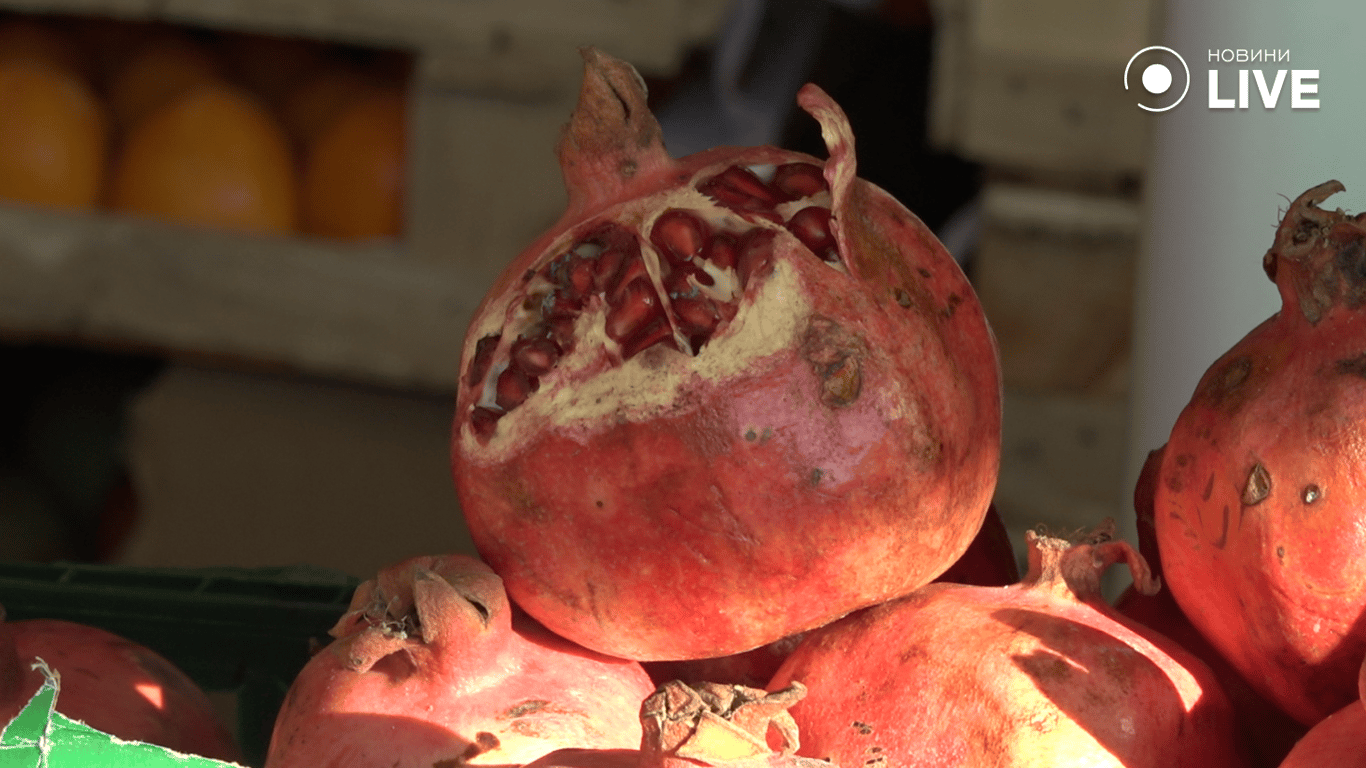 Гранат на прилавку на базарі 