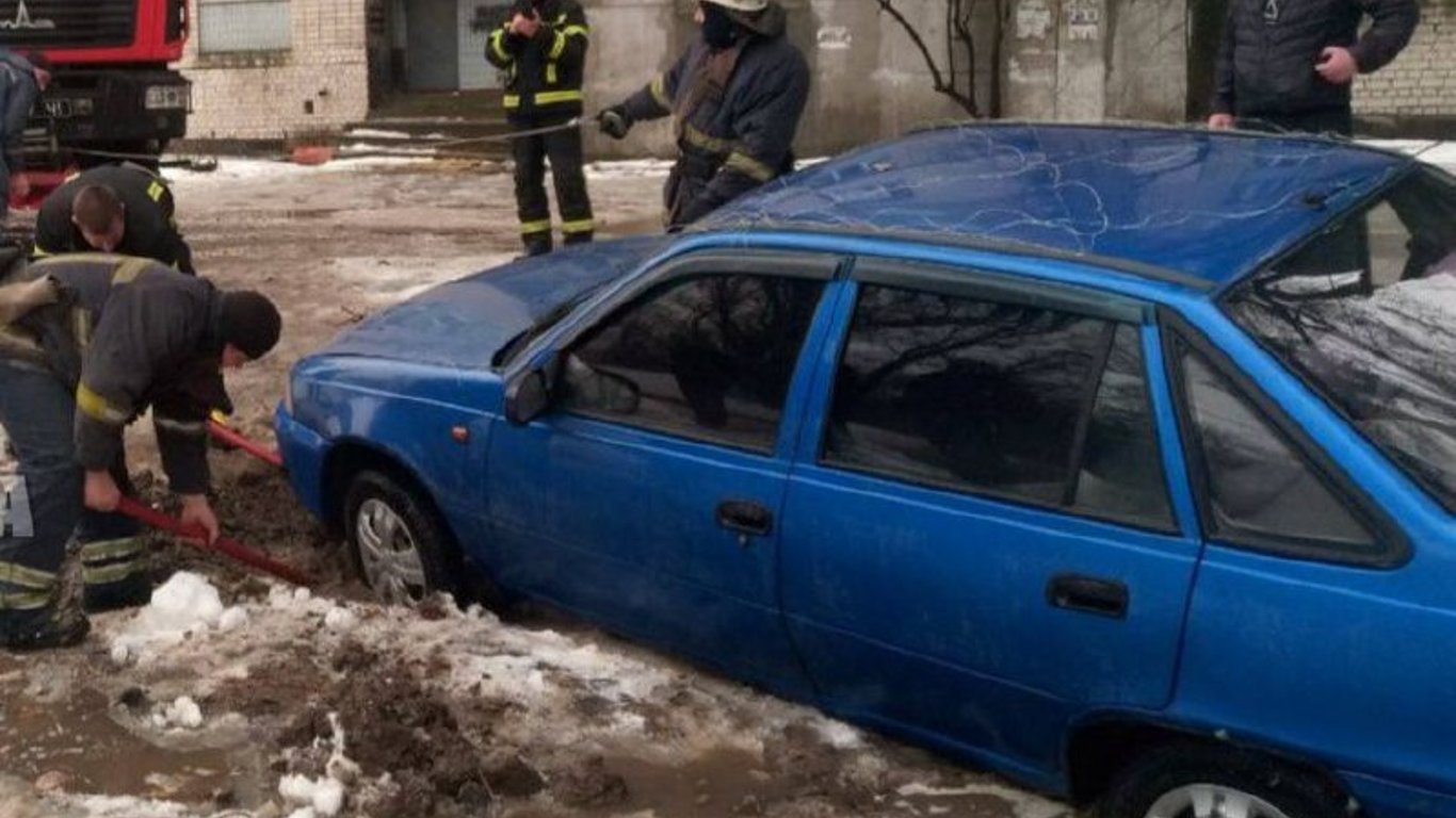 В Харькове автомобиль провалился под землю