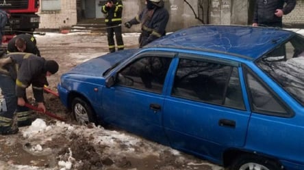 Автомобиль ушел под землю в Харькове. Фото - 285x160