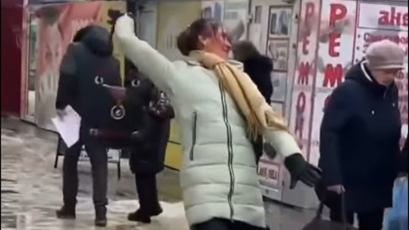 У Харкові жінка здивувала городян дивними танцями на вулиці