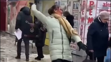 Странные танцы в Харькове: женщина удивила харьковчан на одной из улиц. Видео - 285x160