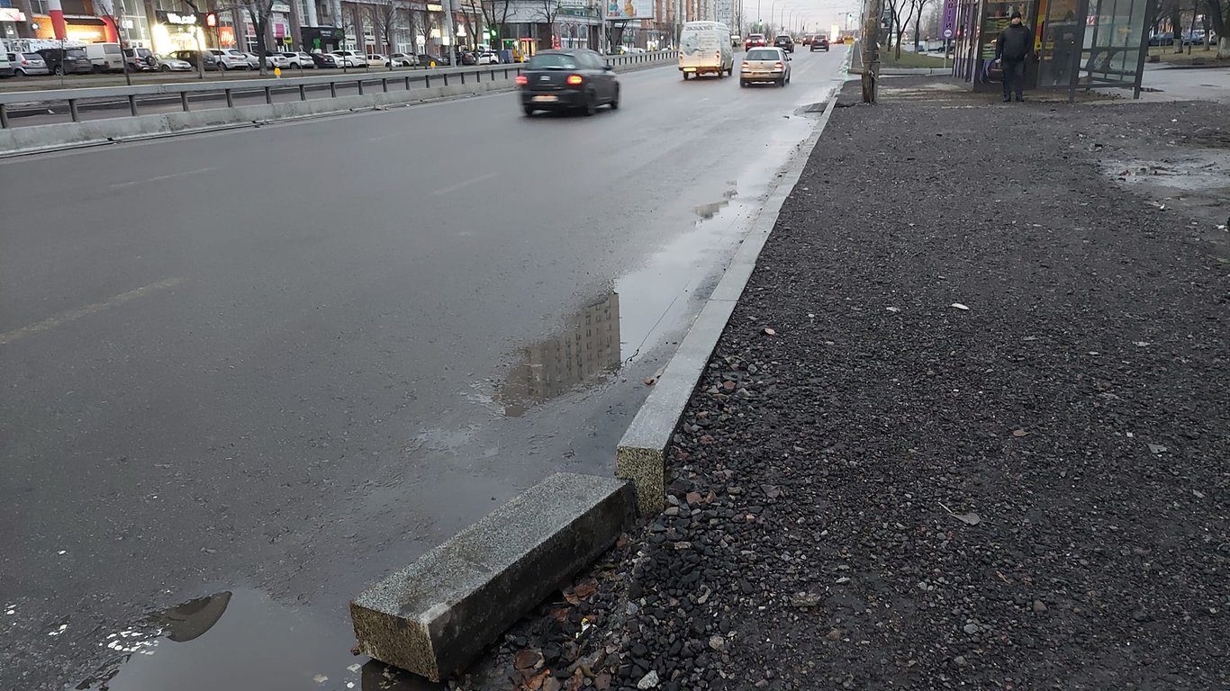 Дороги Киева - в Оболонском районе бордюр сошел со снегом