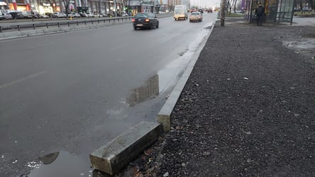 В Оболонском районе Киева бордюр не "пережил" и зимы. Фото - 285x160