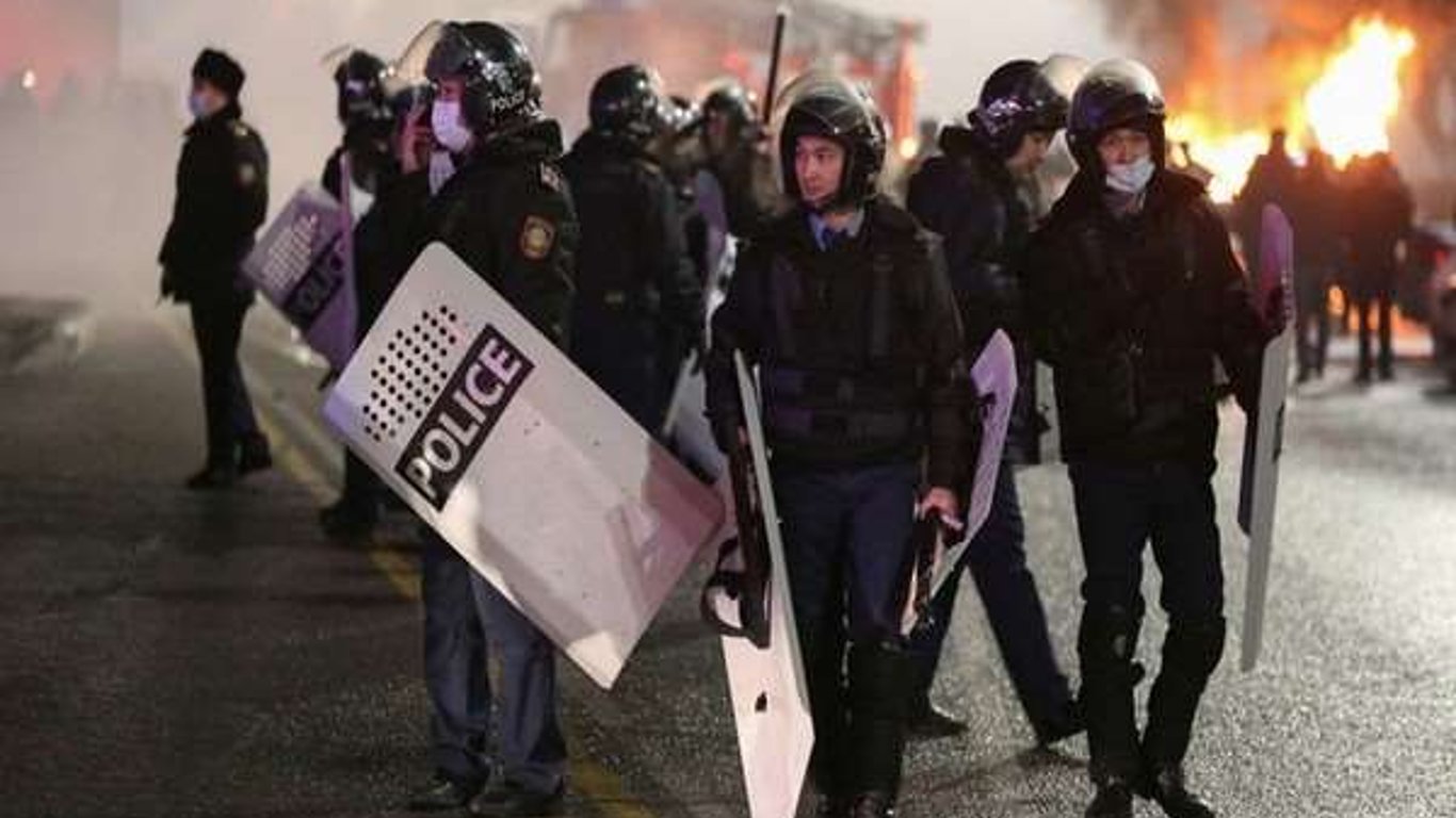 Протести поліцейських знайшли обезголовленими, тисячі постраждалих