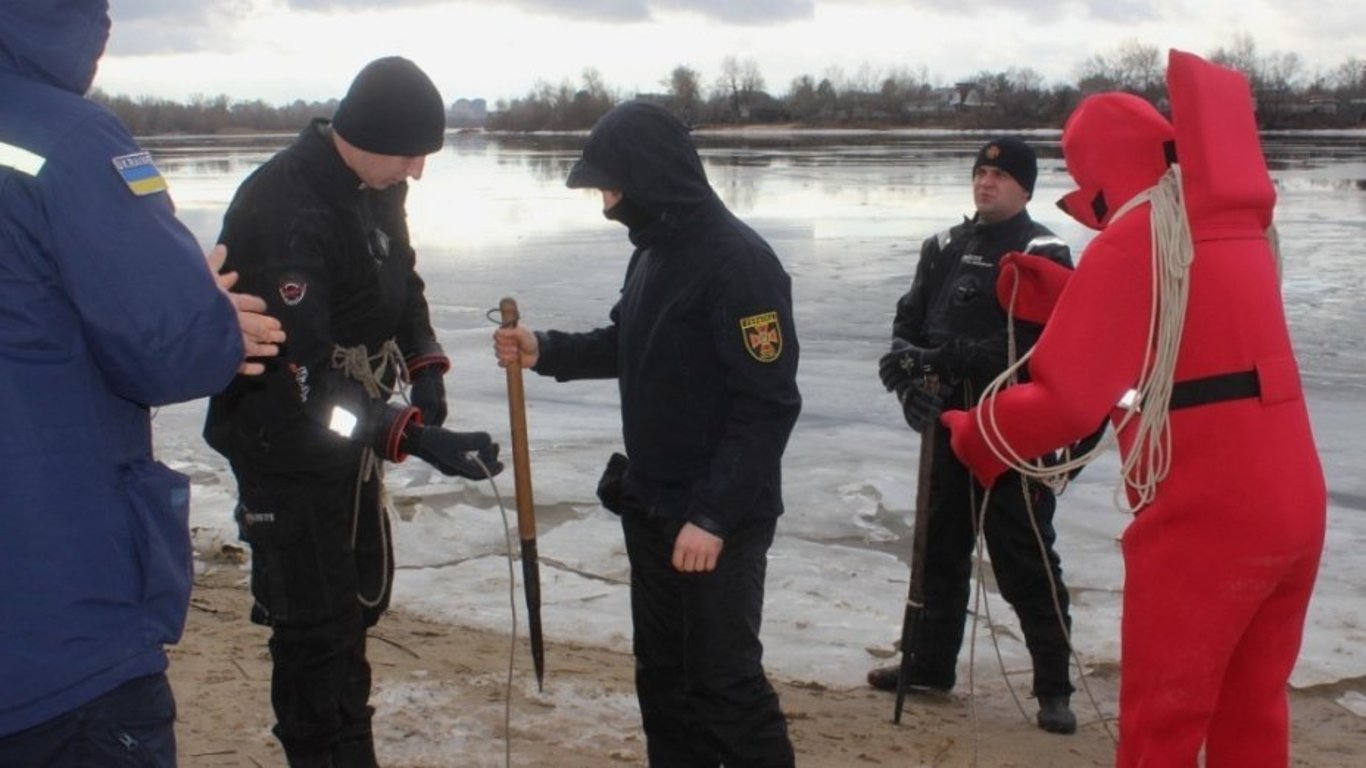 ЧП в Киеве - спасатели третий день разыскивают пропавшего рыбака