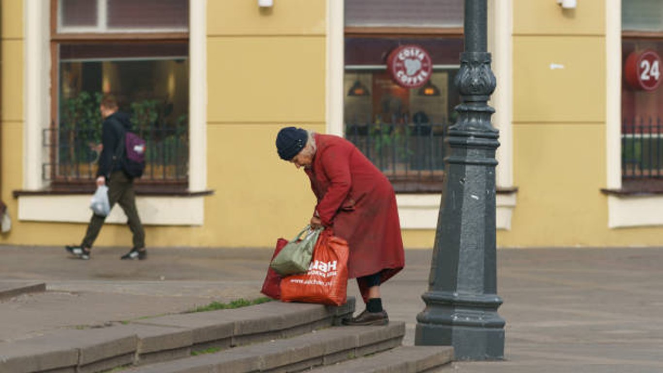 Бабушка в Харькове, которая продавала самогон на лавочке, стала звездой сети