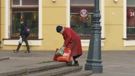 Бабуся продавала самогон на лавочці у Харкові і стала зіркою мережі. Фото - 285x160
