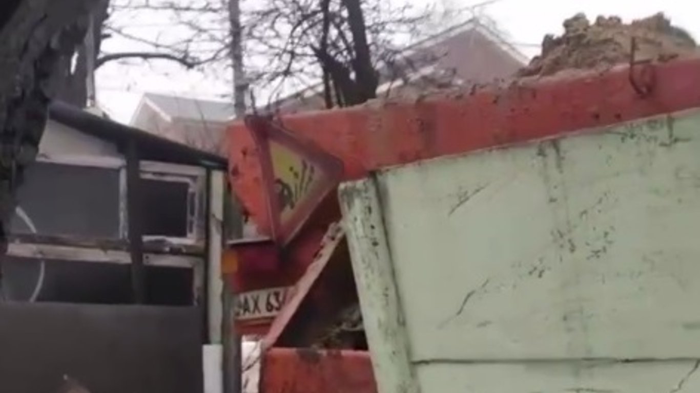 В Харькове из-за гололеда грузовик с песком въехал в частный дом