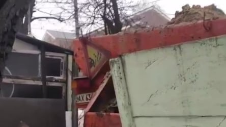 Гололедица в Харькове: на одной из улиц грузовик с песком въехал в дом. Видео - 285x160