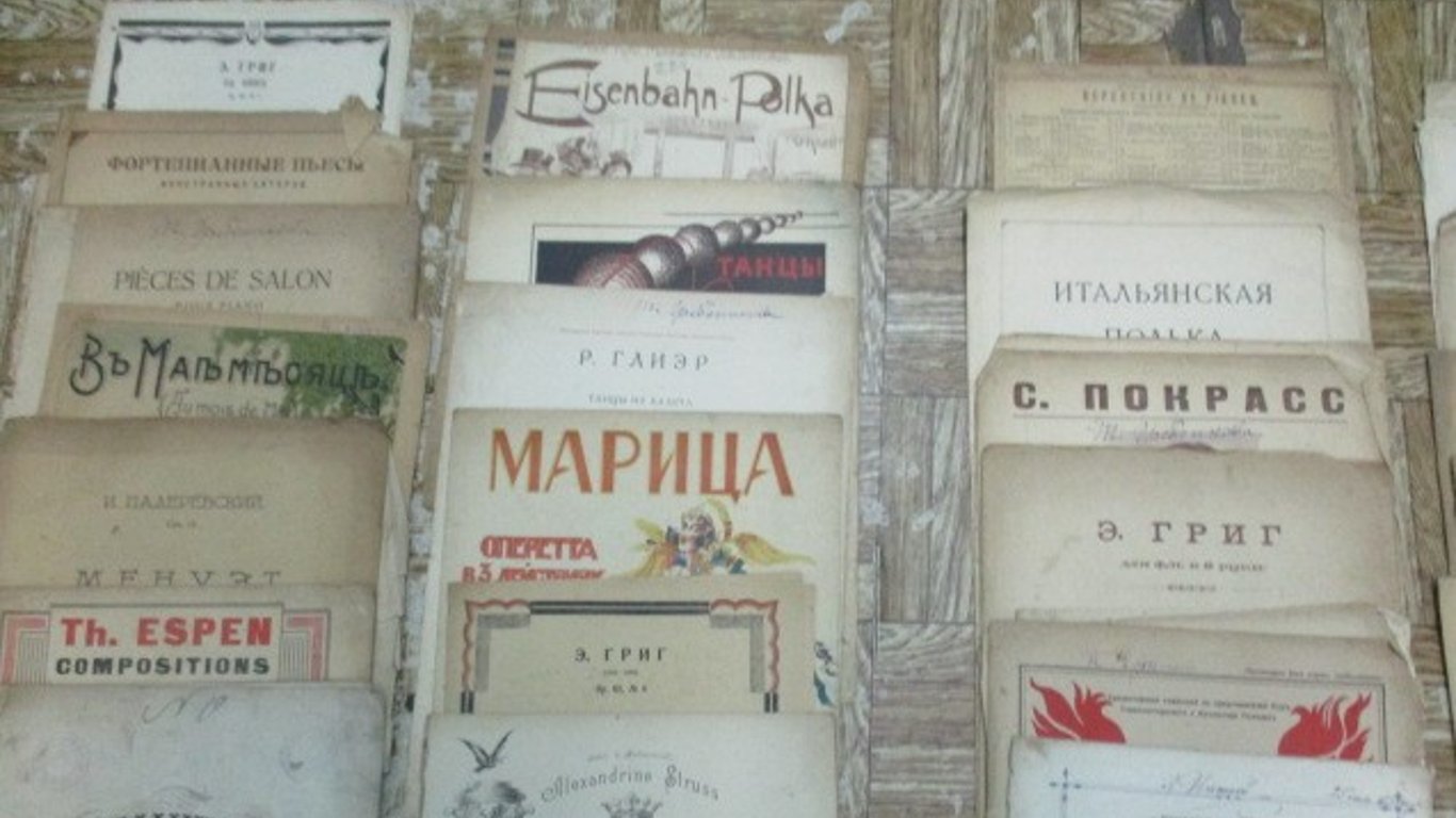 На Харьковской таможне помешали вывозу в РФ старинных изданий