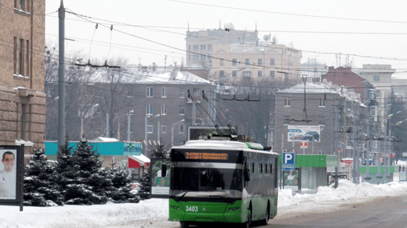 В Харькове Дед Мороз зажигательно станцевал на остановке