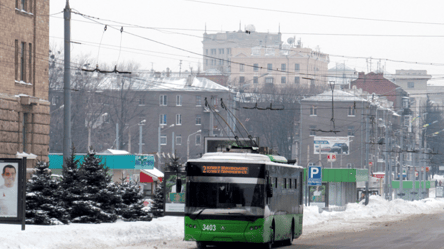 В Харькове Дед Мороз зажигательно станцевал на остановке. Видео - 285x160