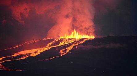 На Галапагосском острове началось извержение вулкана Волк. Фото, видео - 285x160
