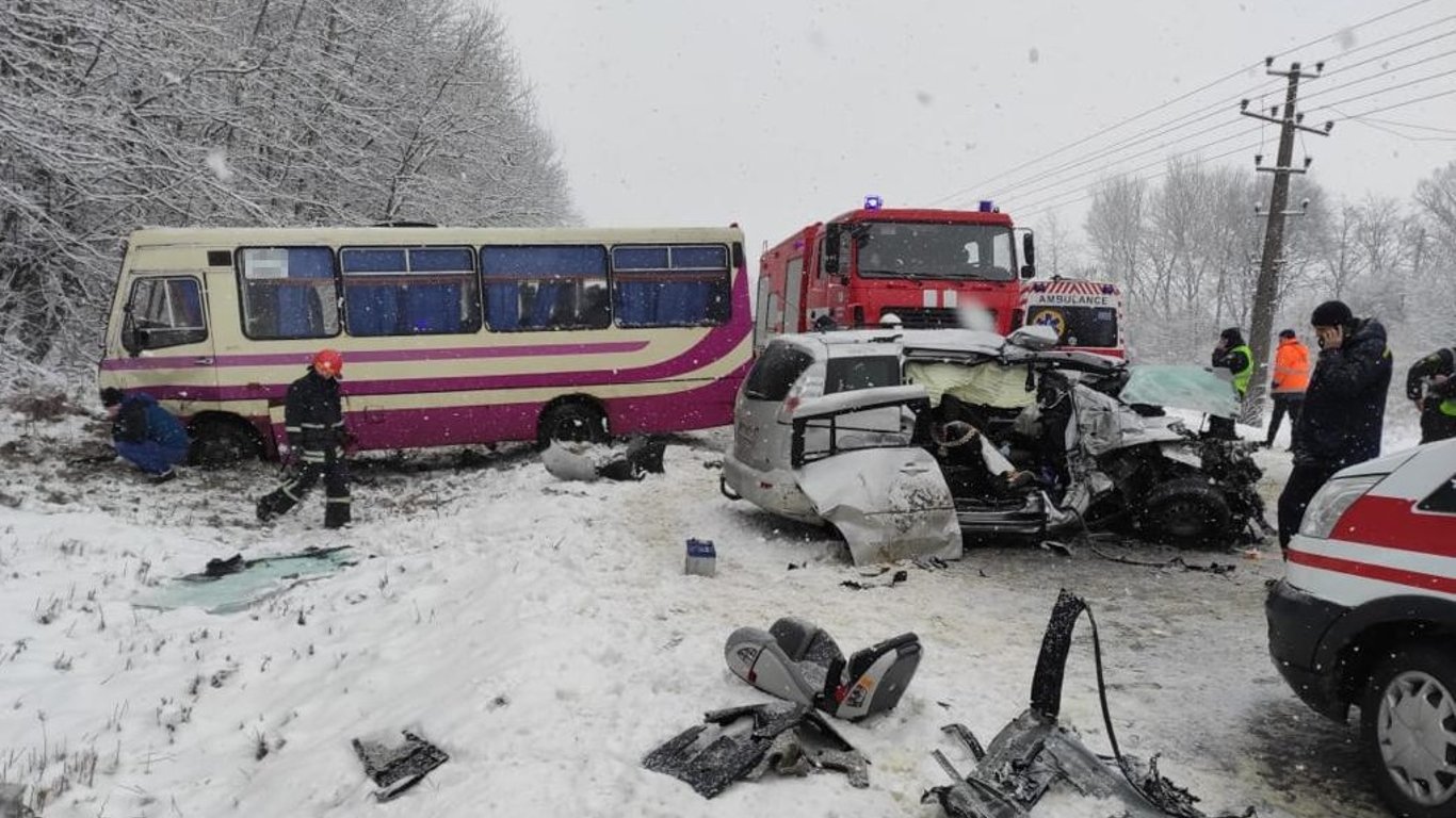 Во Львовской области в ДТП попал автобус с пассажирами: среди пострадавших ребенок