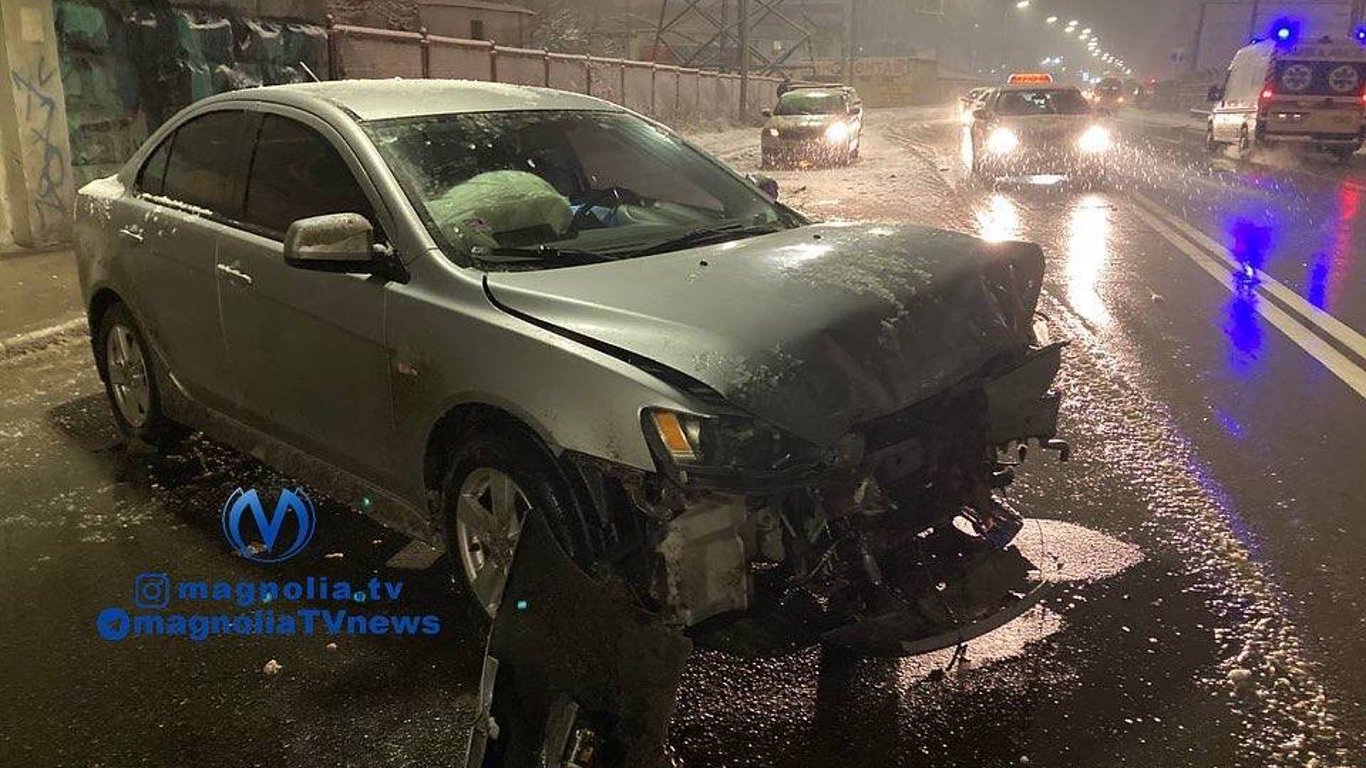ДТП в Киеве - водитель легковушки не справился с управлением и влетел в грузовик