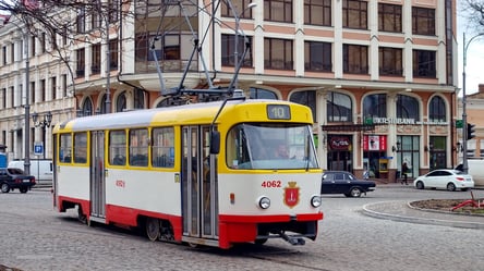 В Одессе трамвай на буксире снес столб. Фото - 285x160