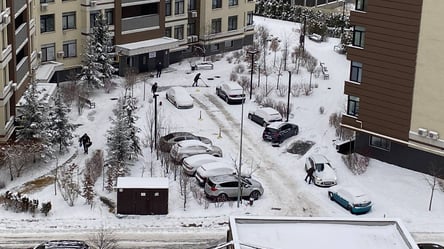 Водители откапывают машины, а родители достают сани: что происходит в Киеве после мощного снегопада. Фото - 285x160