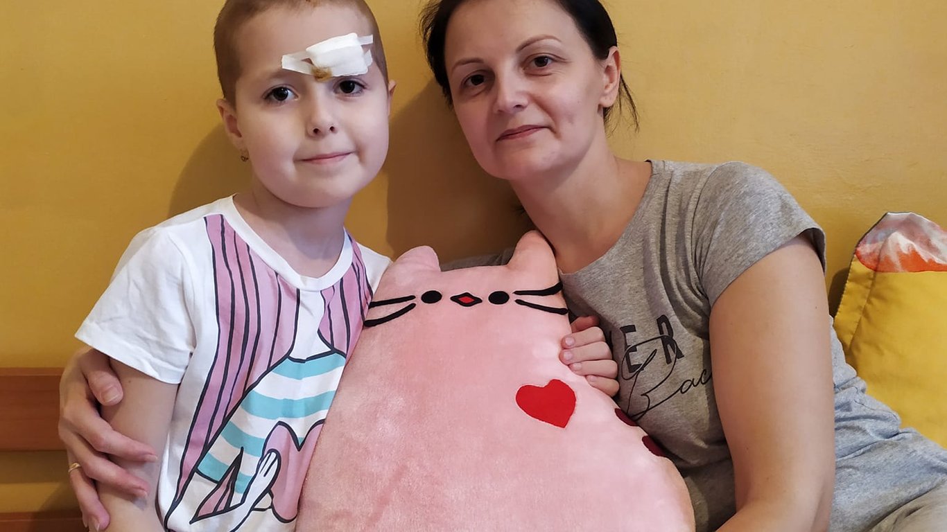 Во Львове медики провели сложную операцию и спасли 9-летнюю девочку Аню