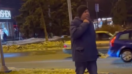 В Харькове мужчина угрожал совершить суицид прямо на оживленной улице. Видео - 285x160