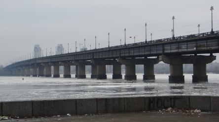 Возле моста Патона заметили мужчину, который гулял в нижнем белье. Видео - 285x160