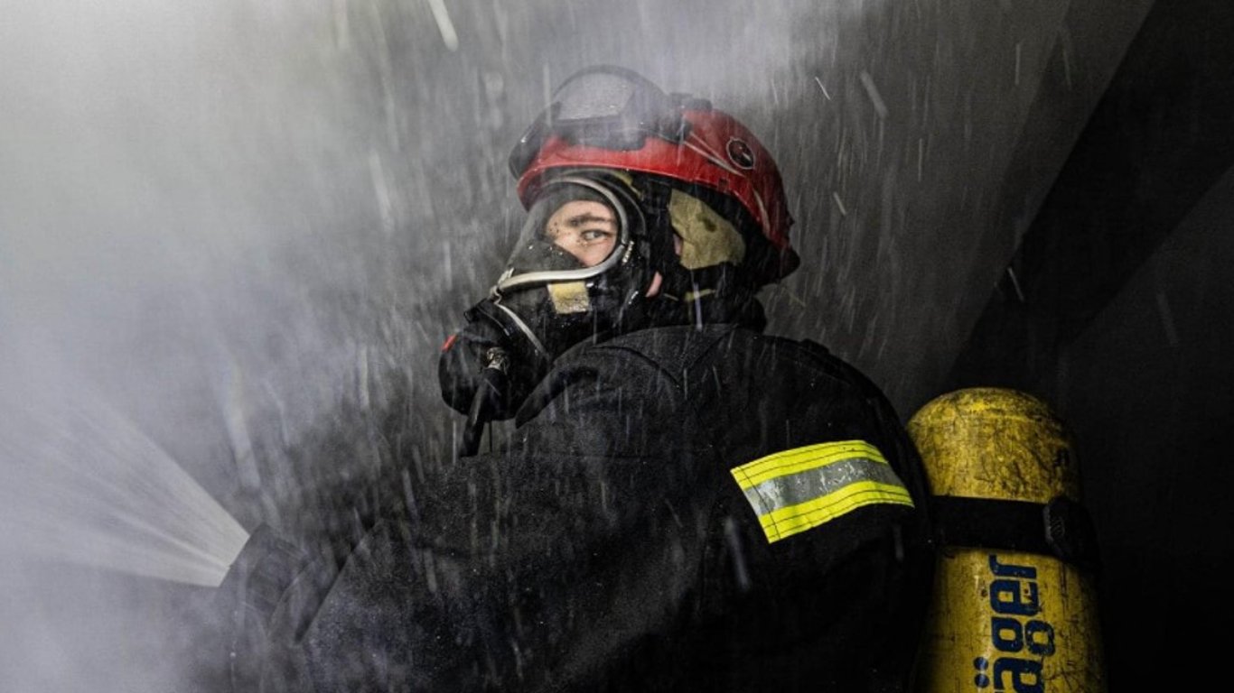 Пожар в Киеве - сгорел вагончик коммунальщиков