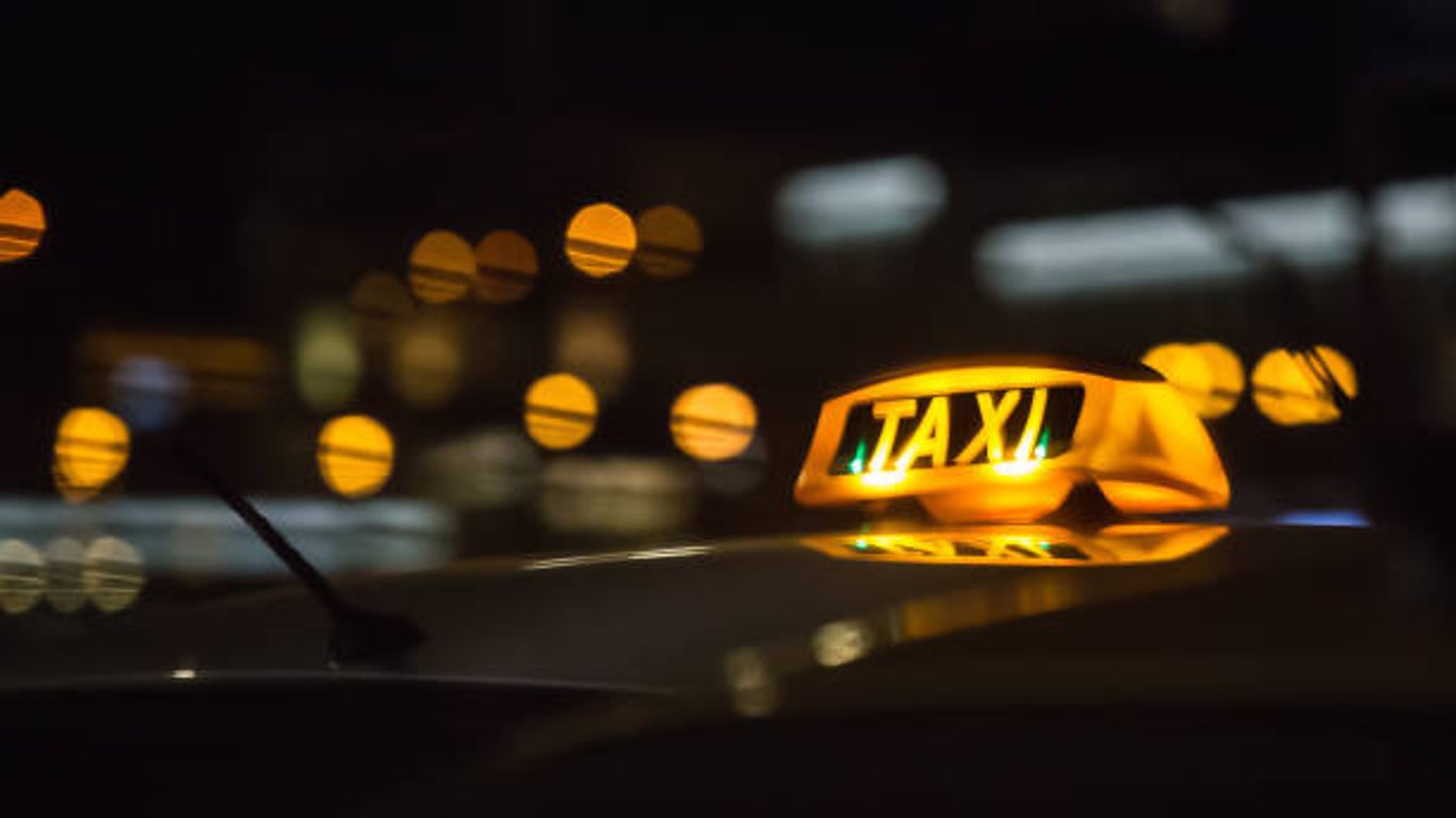 ДТП в Харькове - авто такси вылетело из дроги и протаранило столб