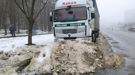 Під Харковом розшукують власника фури, яка 2 тижні стоїть без нагляду. Фото - 285x160