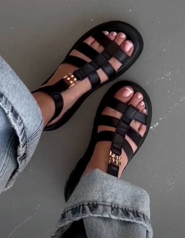 Сандалі давно покинули тренди