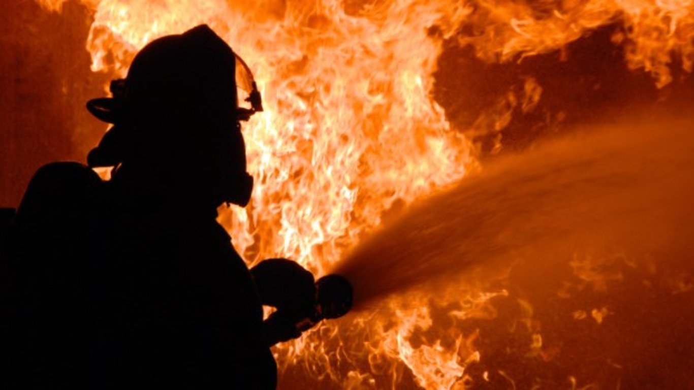 Пожар на Святошине - горели гаражи - одна машина полностью уничтожена - фото