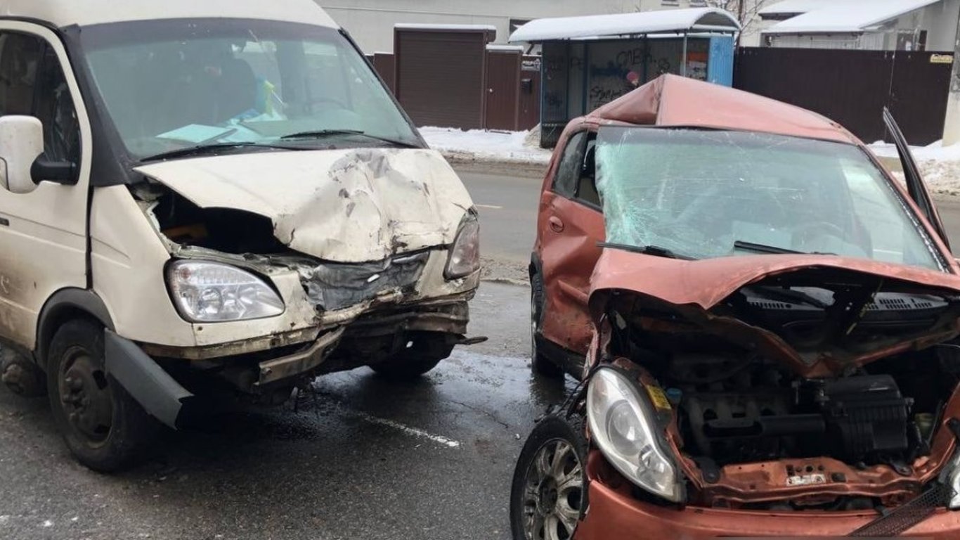 ДТП на Киевщине - водитель не справился с управлением и врезался в другое авто