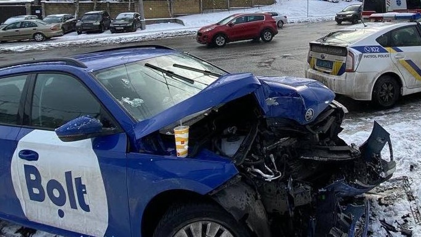 ДТП в Киеве - водитель такси пытался избежать аварии и врезался в столб - фото