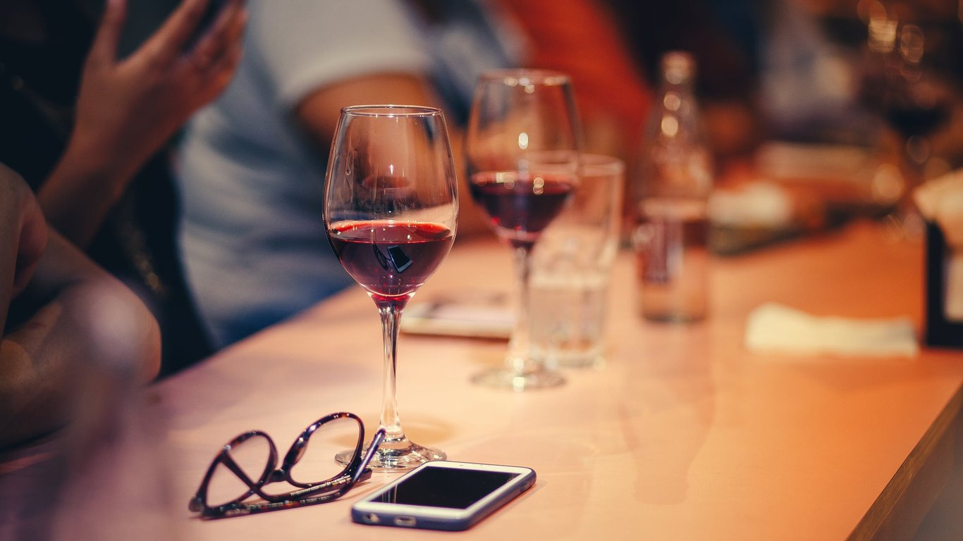 Названы опасные побочные эффекты вина - чем грозит употребление