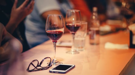 Названы опасные побочные эффекты вина: чем грозит употребление - 285x160