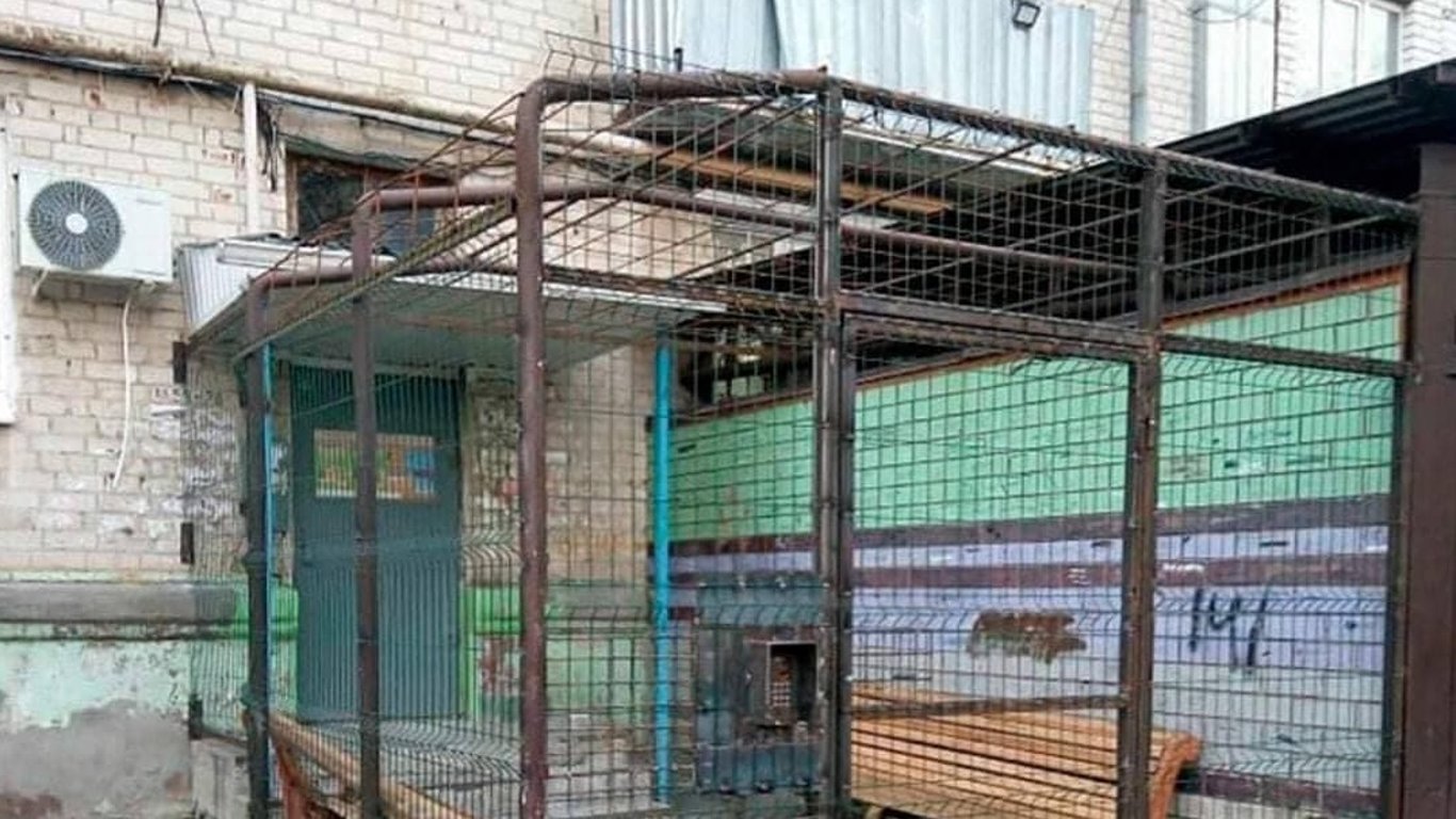В сети обсуждают двор-тюрьму в историческом районе - Новости Киева