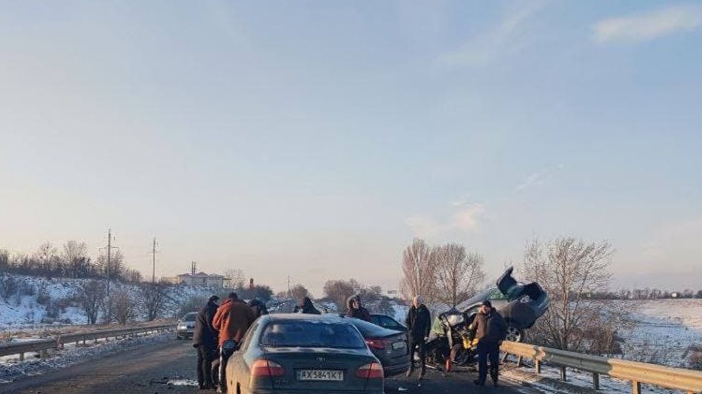 На окраине Харькова такси попало в ДТП