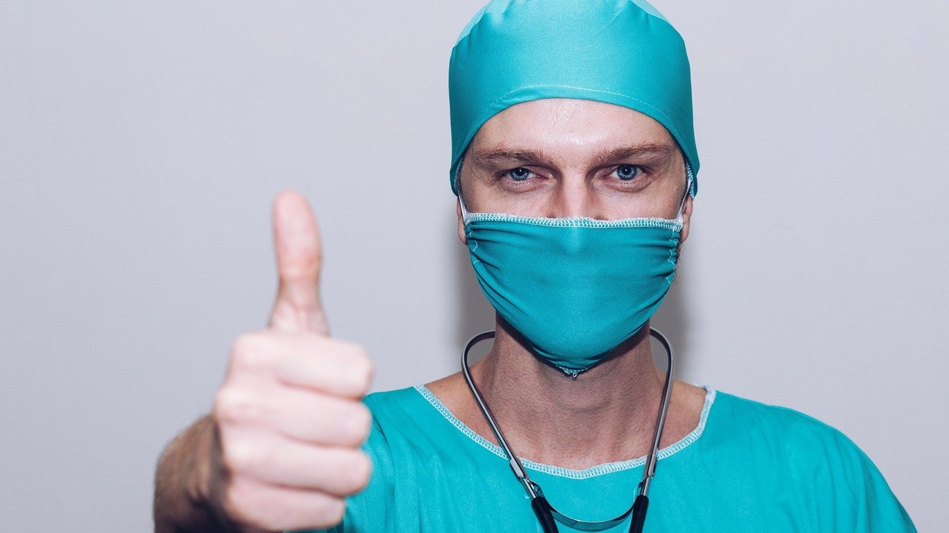 В Україні з 1 січня підвищили зарплати медикам: кому та скільки платитимуть