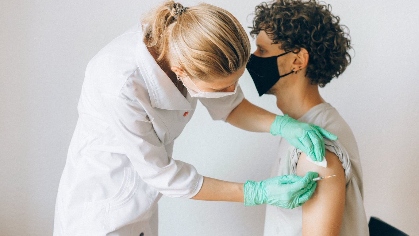 Бустерная прививка на Львовщине - кого вакцинируют