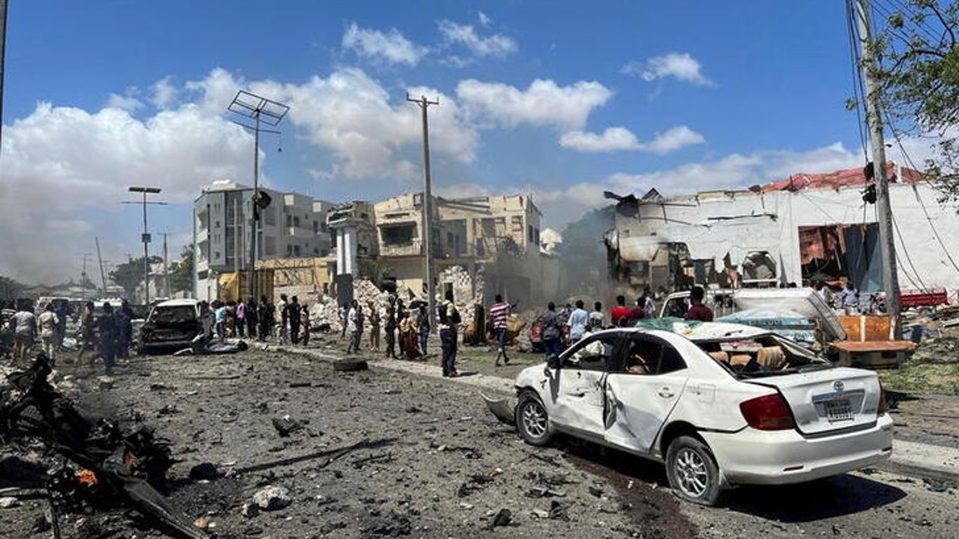 В столице Сомали взрыв разнес дома и автомобили, есть погибшие